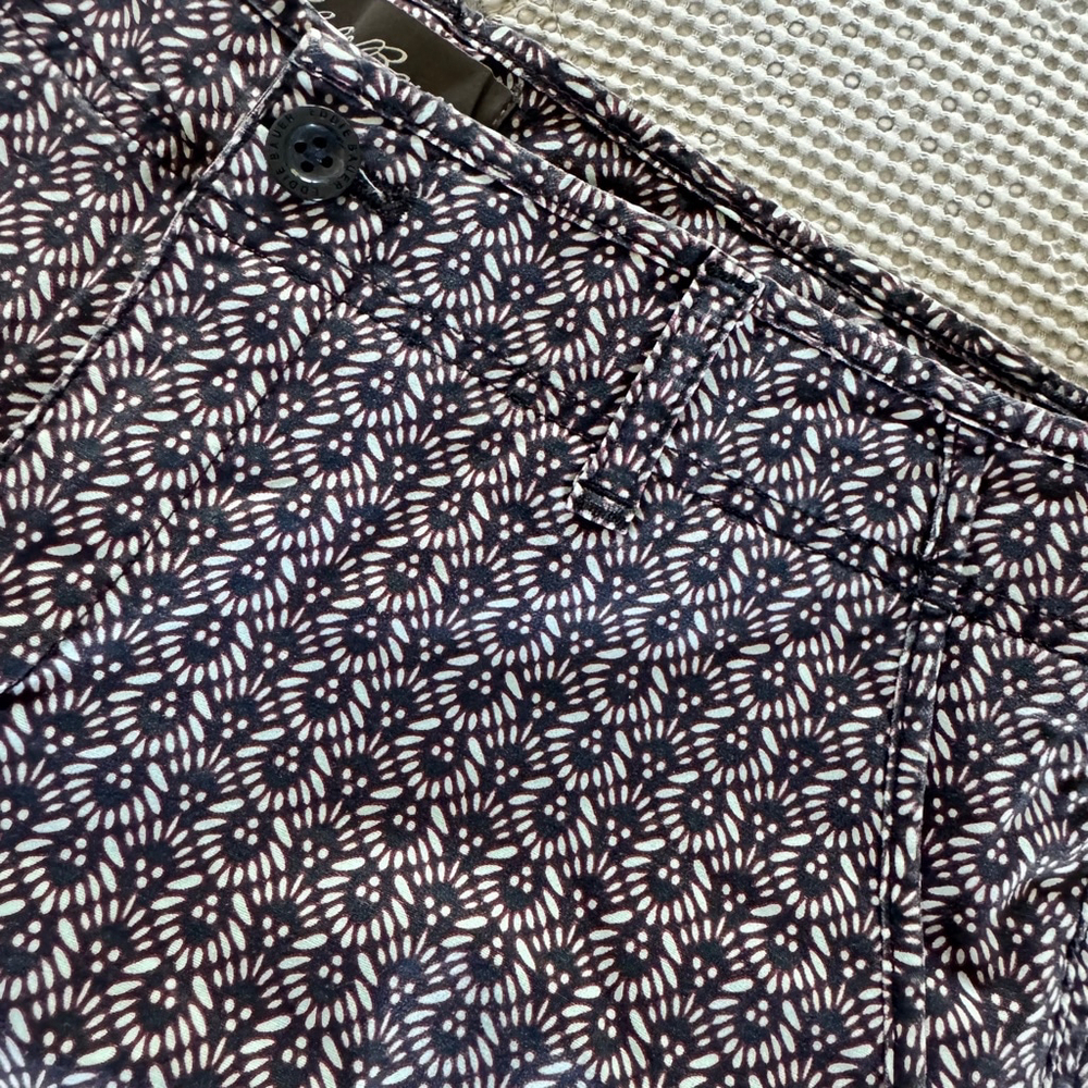 Women's Eddie Bauer Geometric Print Stretch Chino 5” Shorts 6 Gray/Red/Silver - Picture 6 of 9